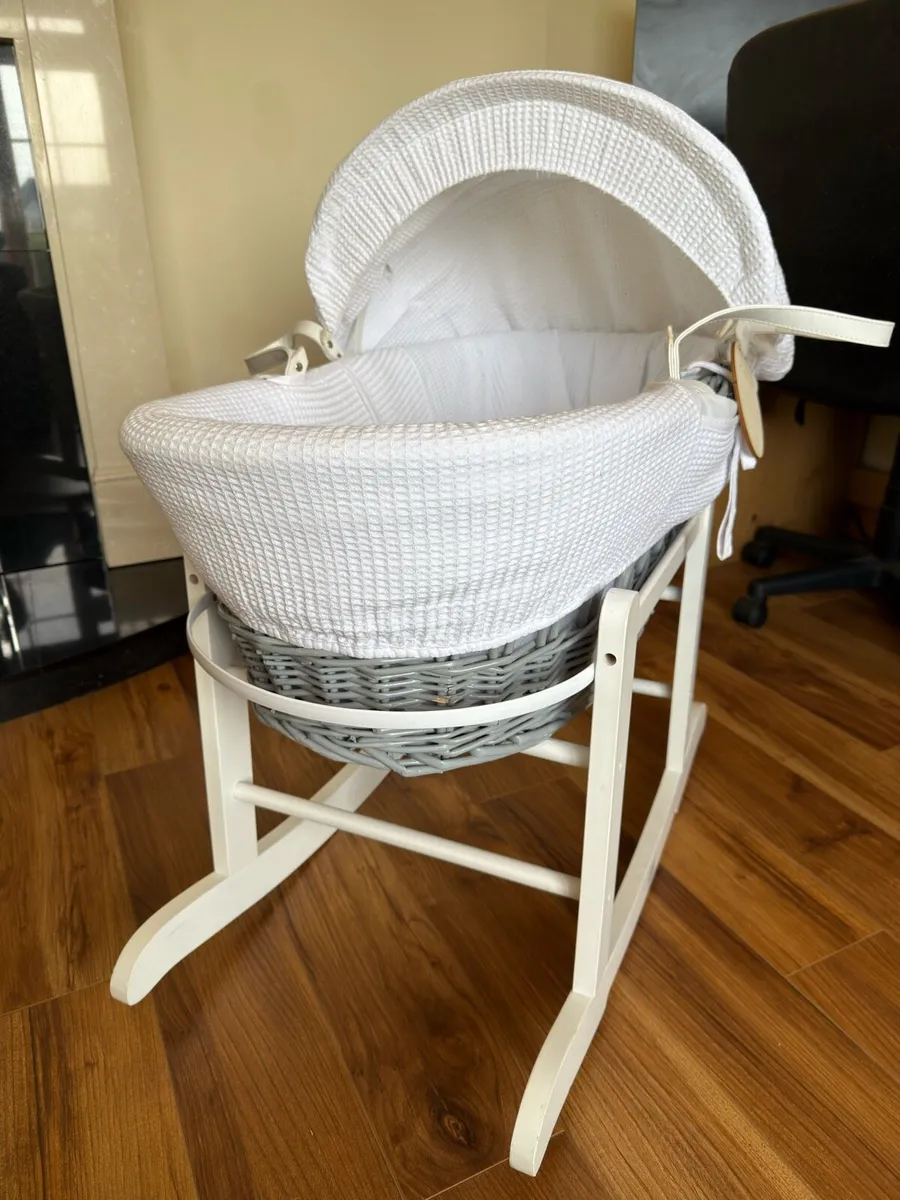 Grey wicker Moses basket - Image 3