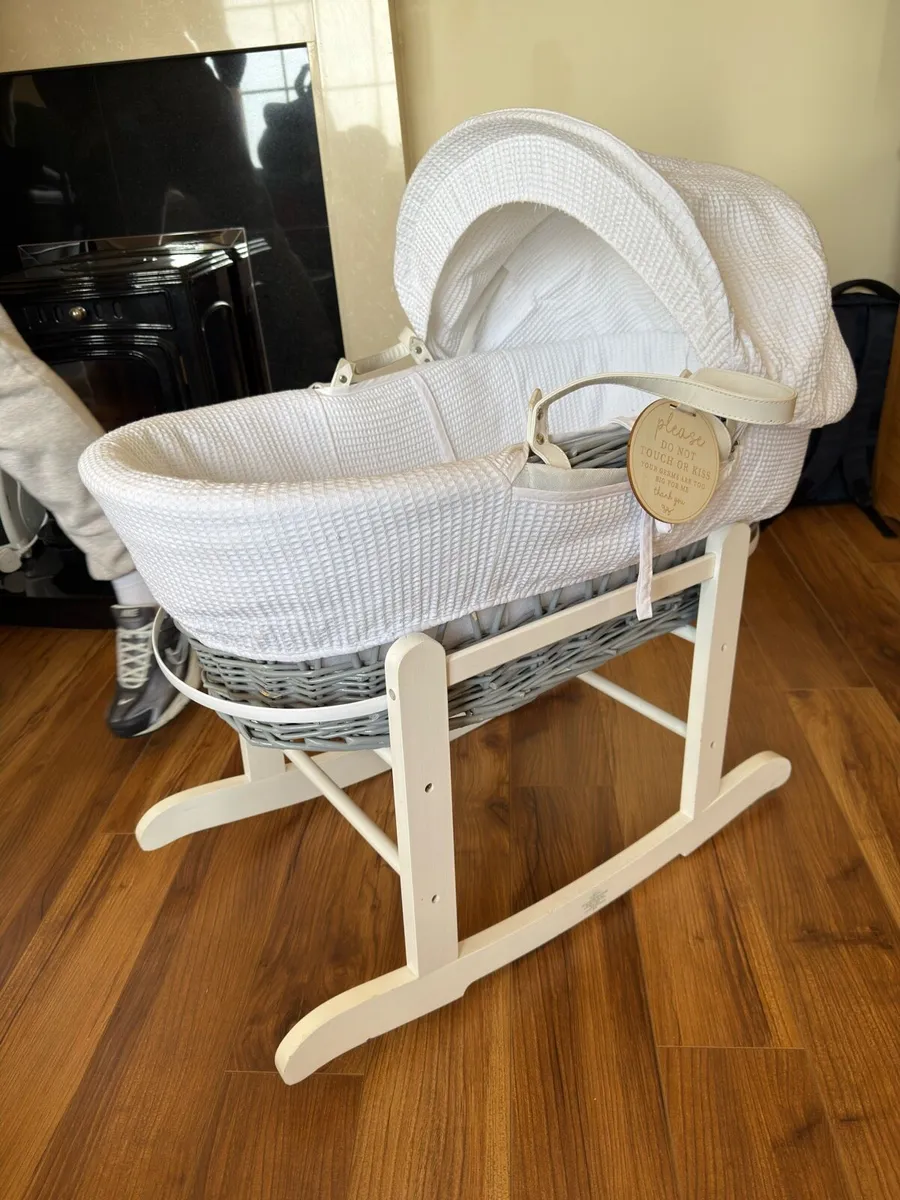 Grey wicker Moses basket - Image 4