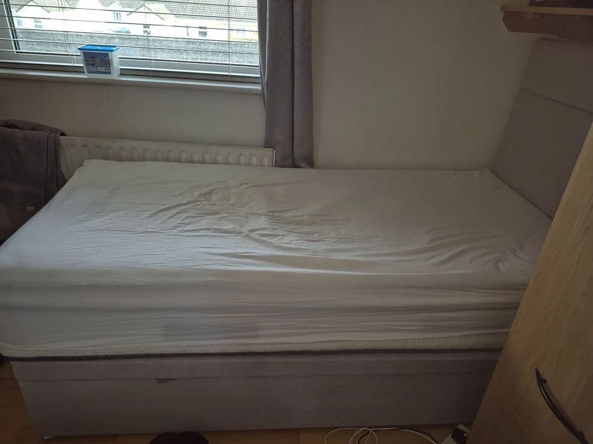 Bed - Image 1