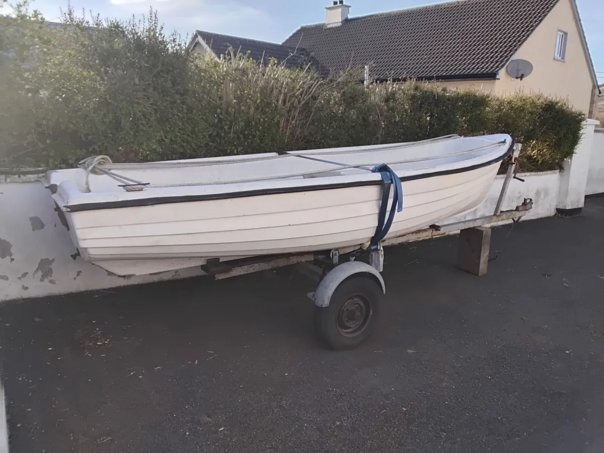 Fibre Glass Dinghy complete with Trailer - Image 2