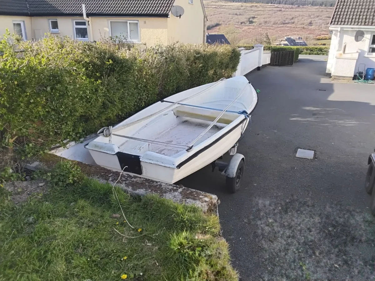 Fibre Glass Dinghy complete with Trailer - Image 3