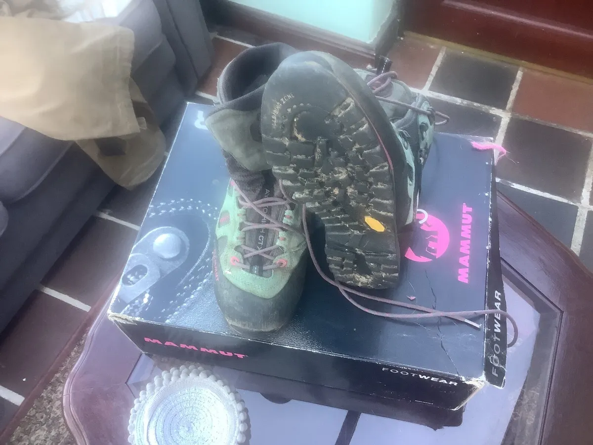 Mammut women’s   hiking boots size 6 - Image 3