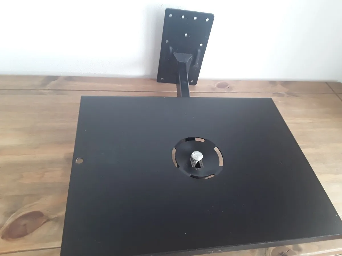 Very heavy Solid metal wall bracket good condition - Image 1