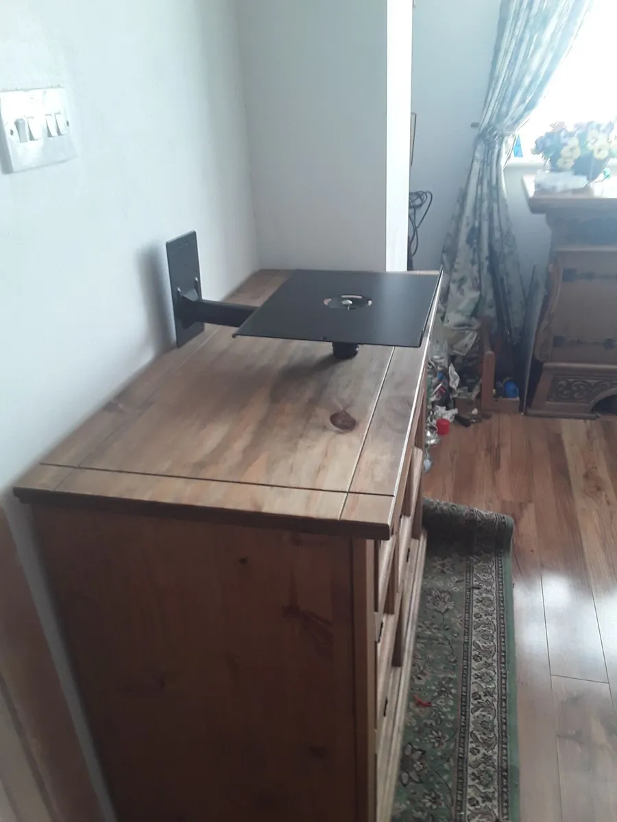 Very heavy Solid metal wall bracket good condition - Image 3