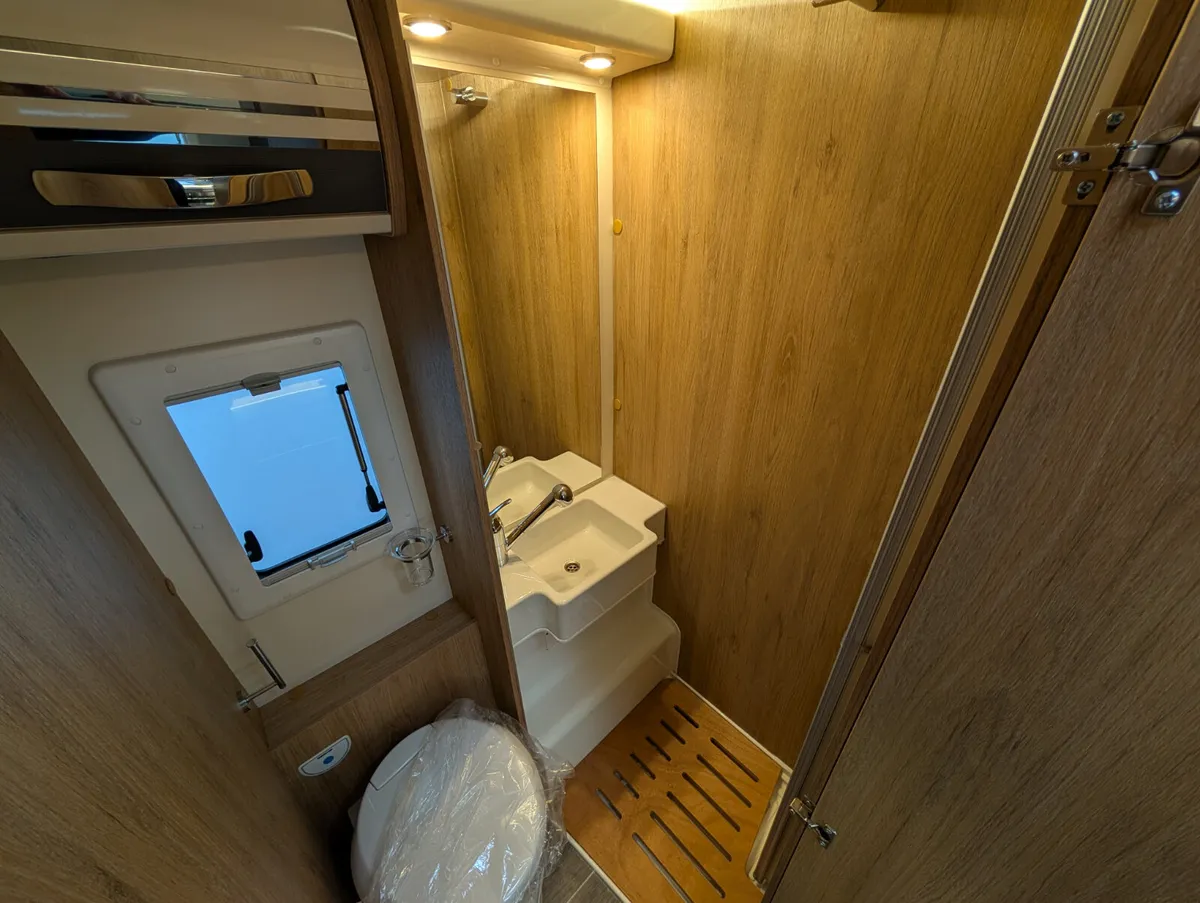 6 Berth Motorhome   **SAVE £5,195** - Image 4