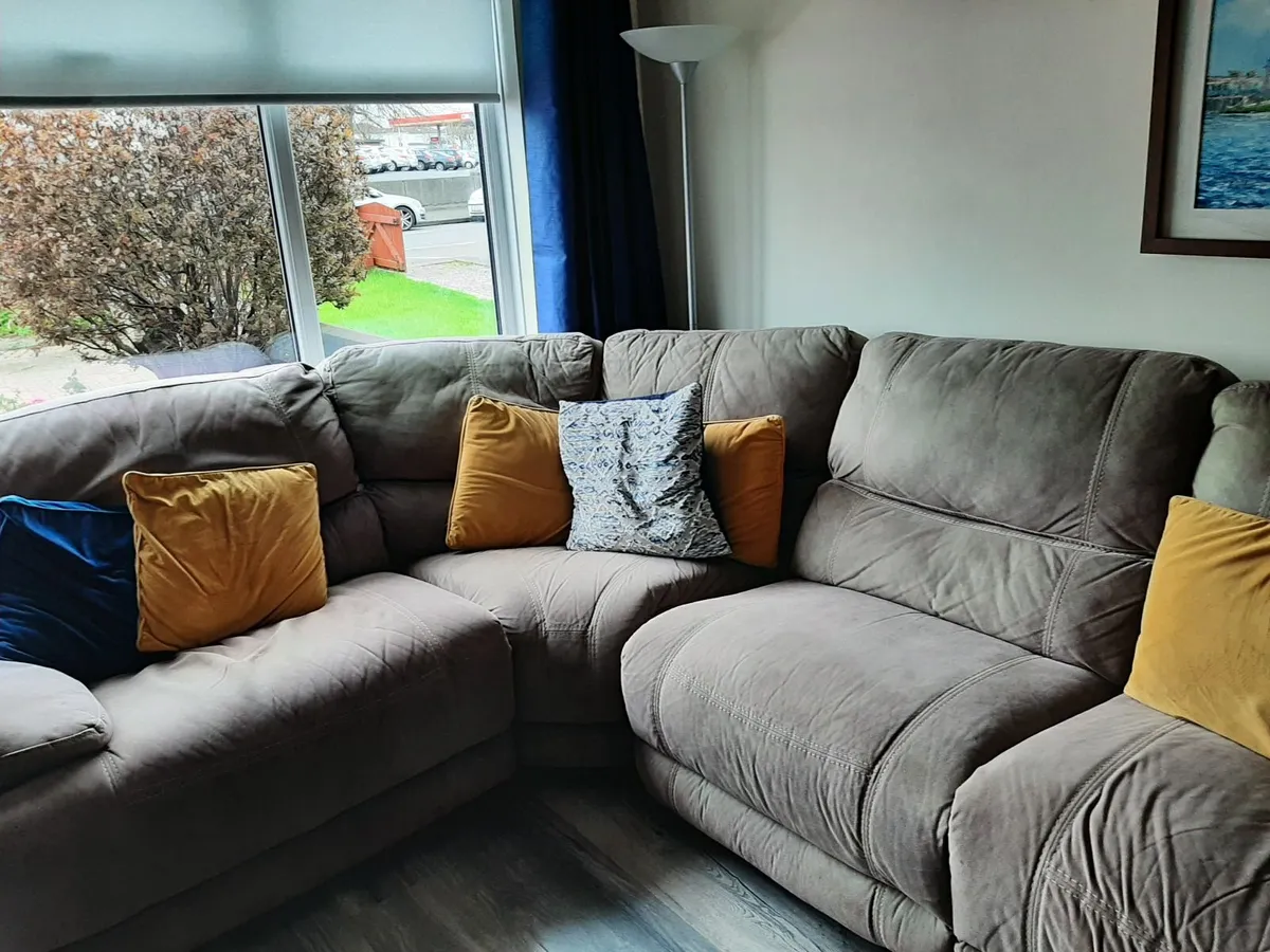 Corner recliner settee - Image 1