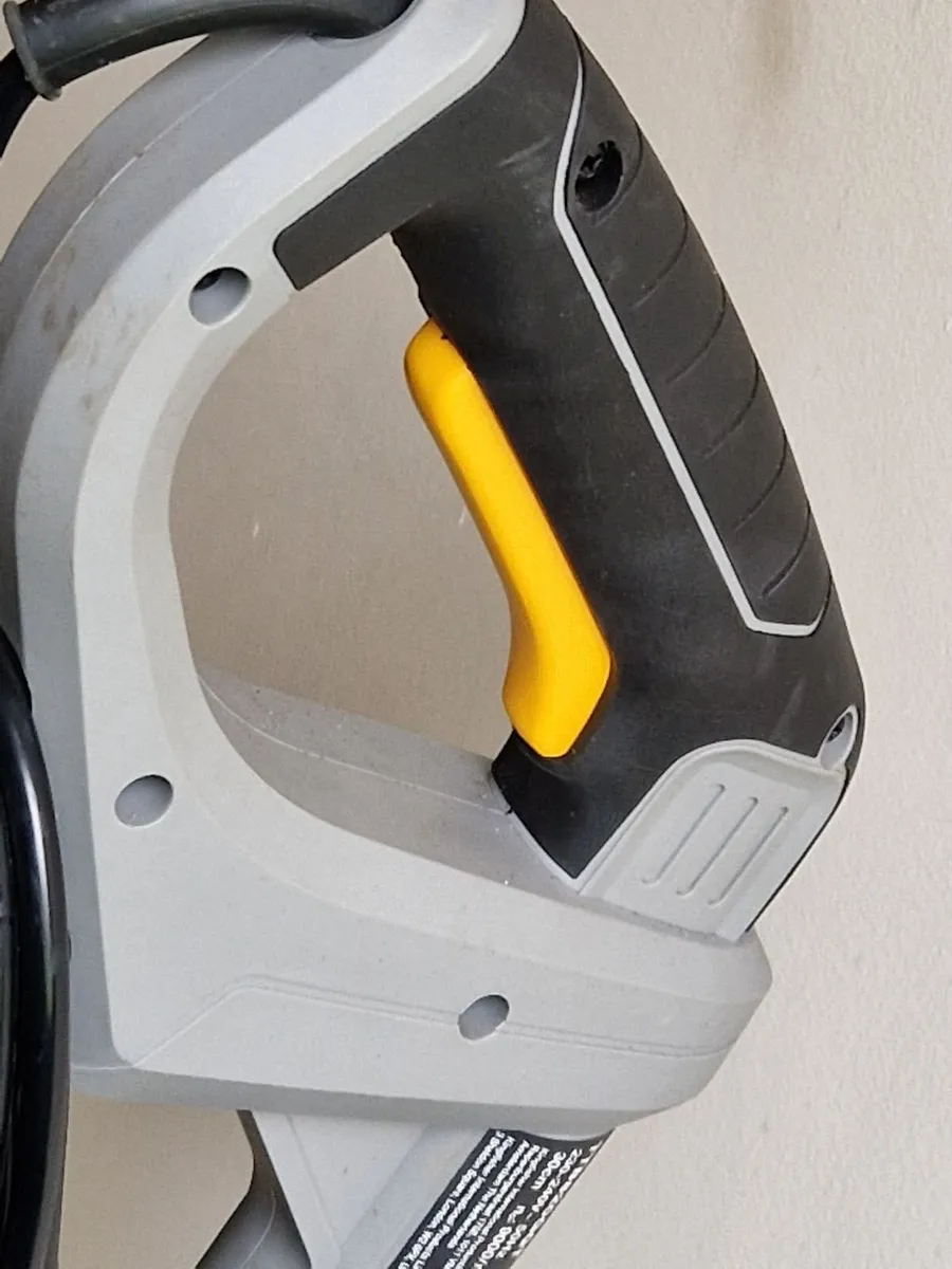 Titan TTB820GGT 600W 230V Electric Grass Trimmer - Image 3