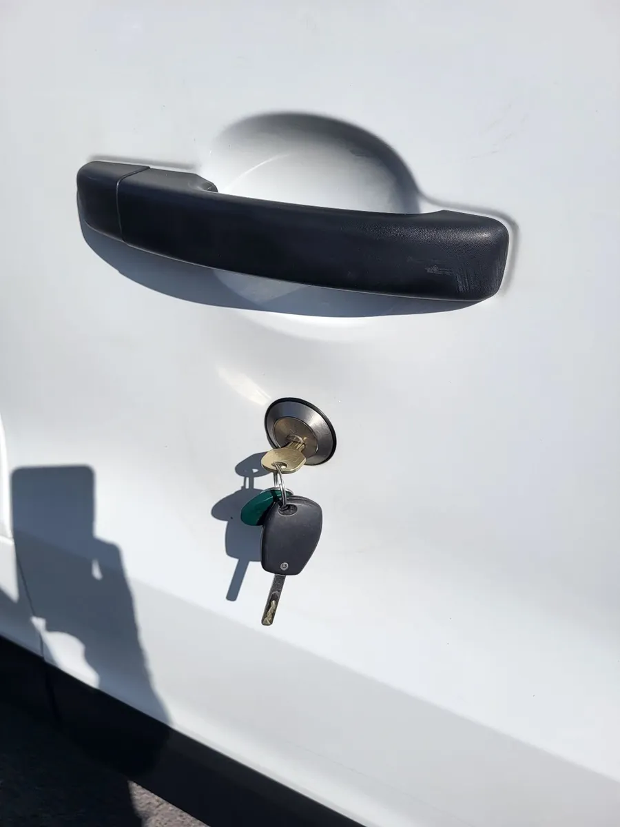 Renault Trafic 2021 - Image 2