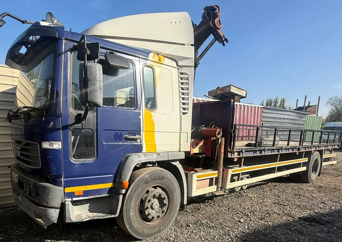 Volvo Sleeper Cab  2002 Palfinger pk 18080 - Image 1