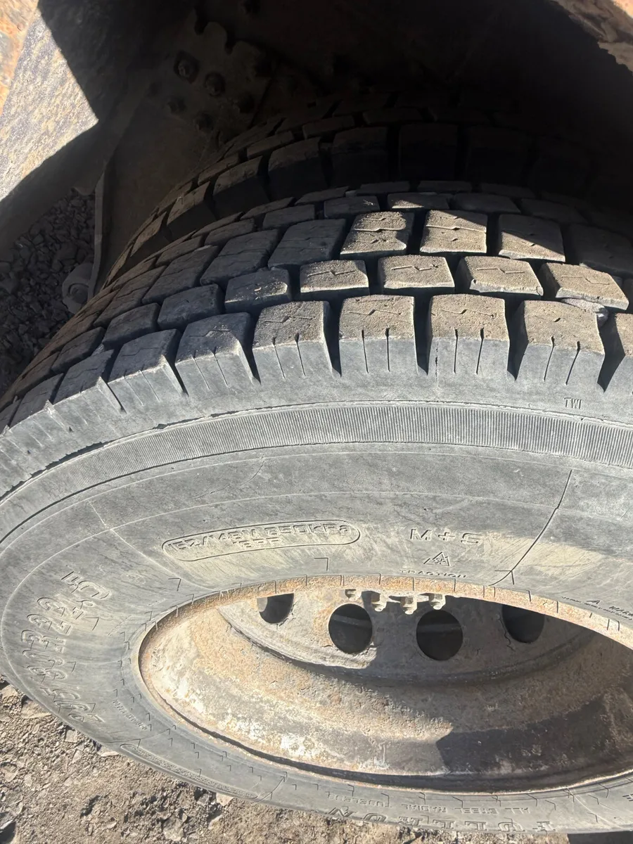 Volvo Sleeper Cab  2002 Palfinger pk 18080 - Image 4