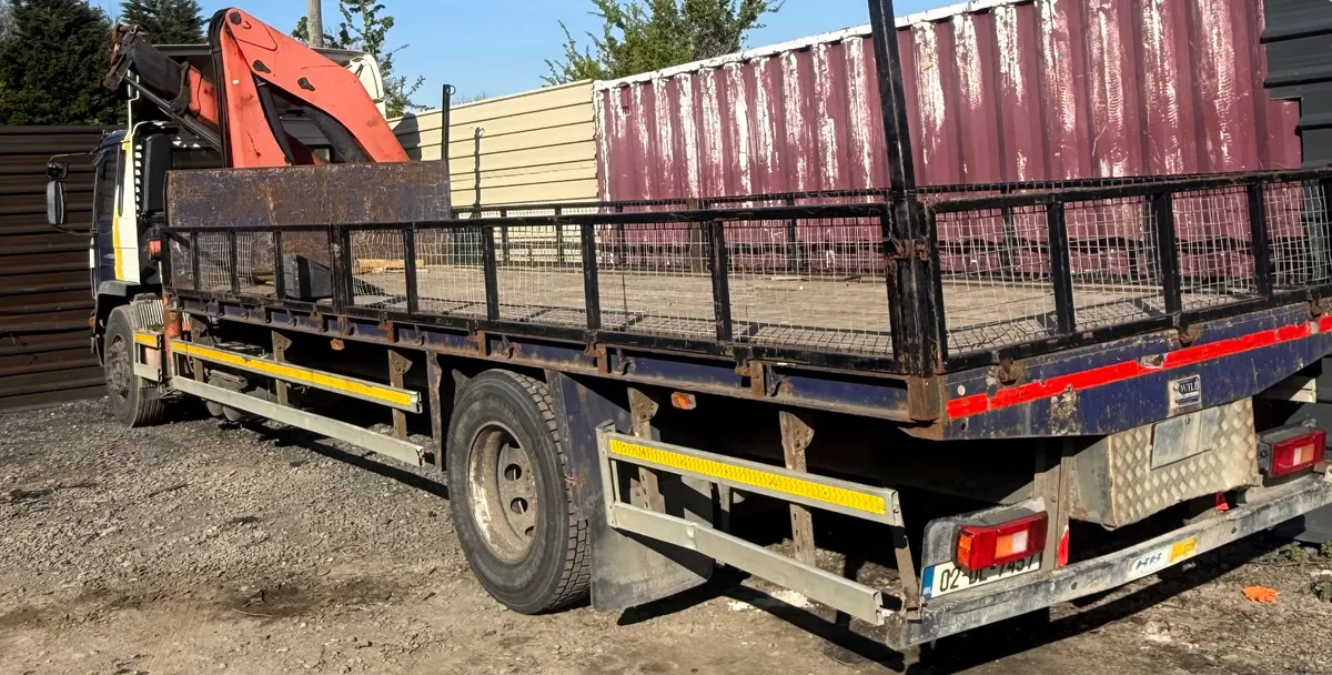 Volvo Sleeper Cab  2002 Palfinger pk 18080 - Image 3