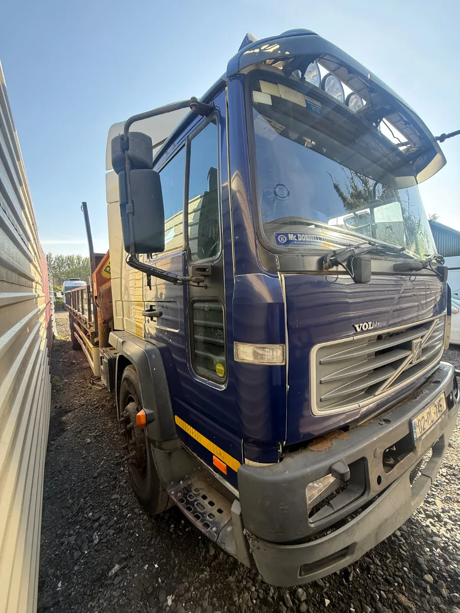 Volvo Sleeper Cab  2002 Palfinger pk 18080 - Image 2