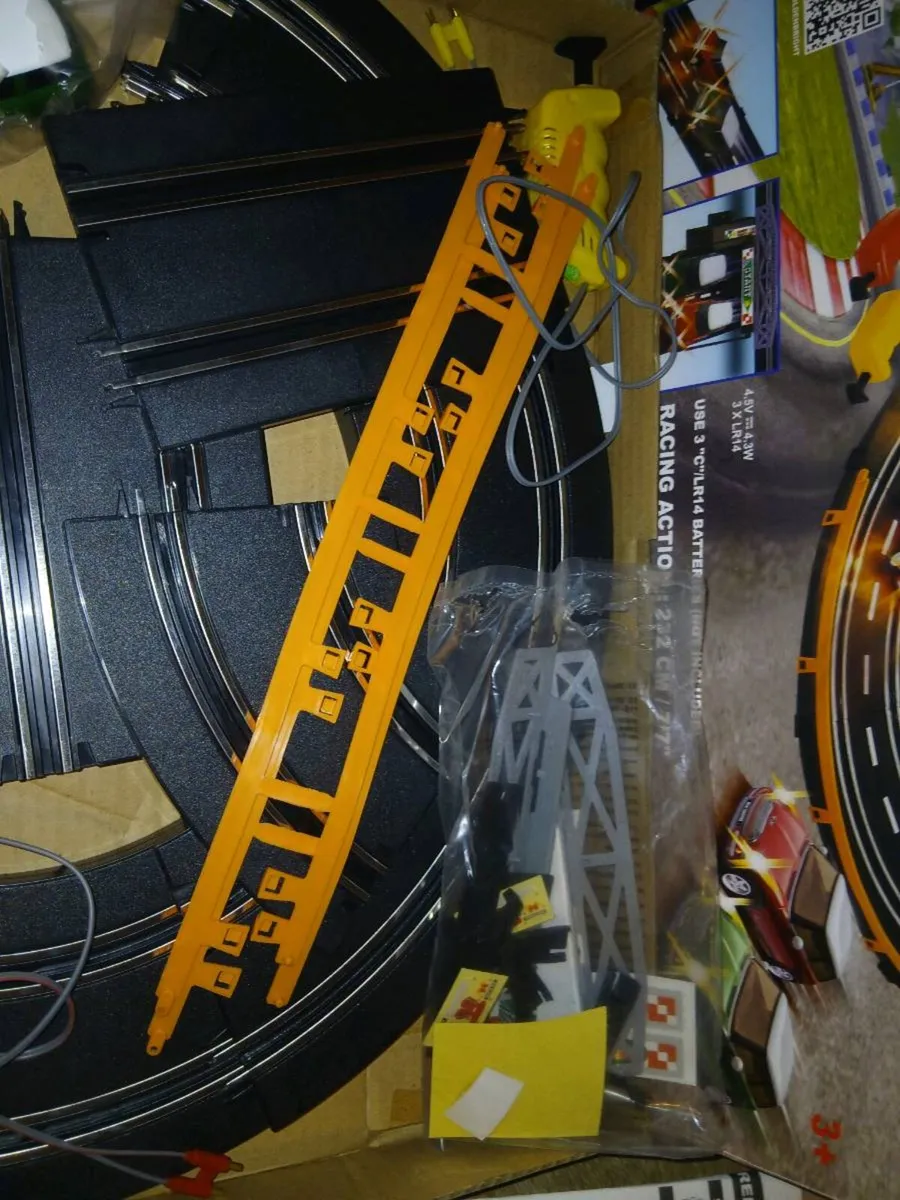 Battery operated car racing set - Image 3