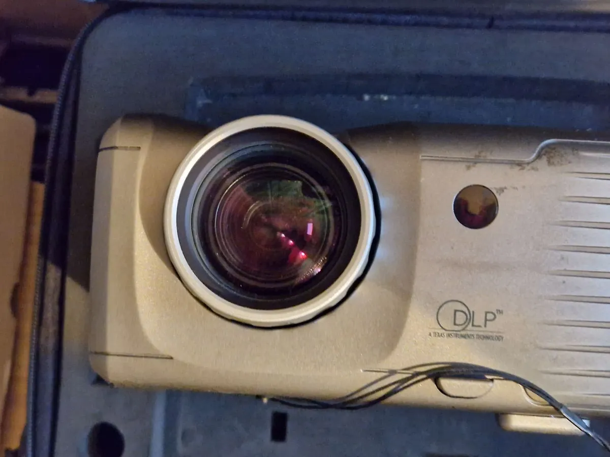 Dell Projector in Lovely Leather Case with Manual - Image 2