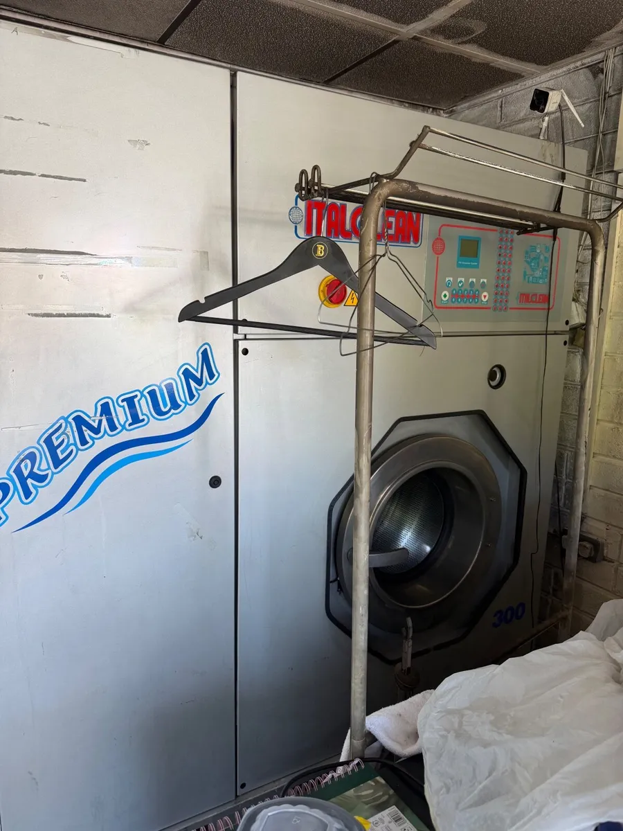 Dry cleaning machine