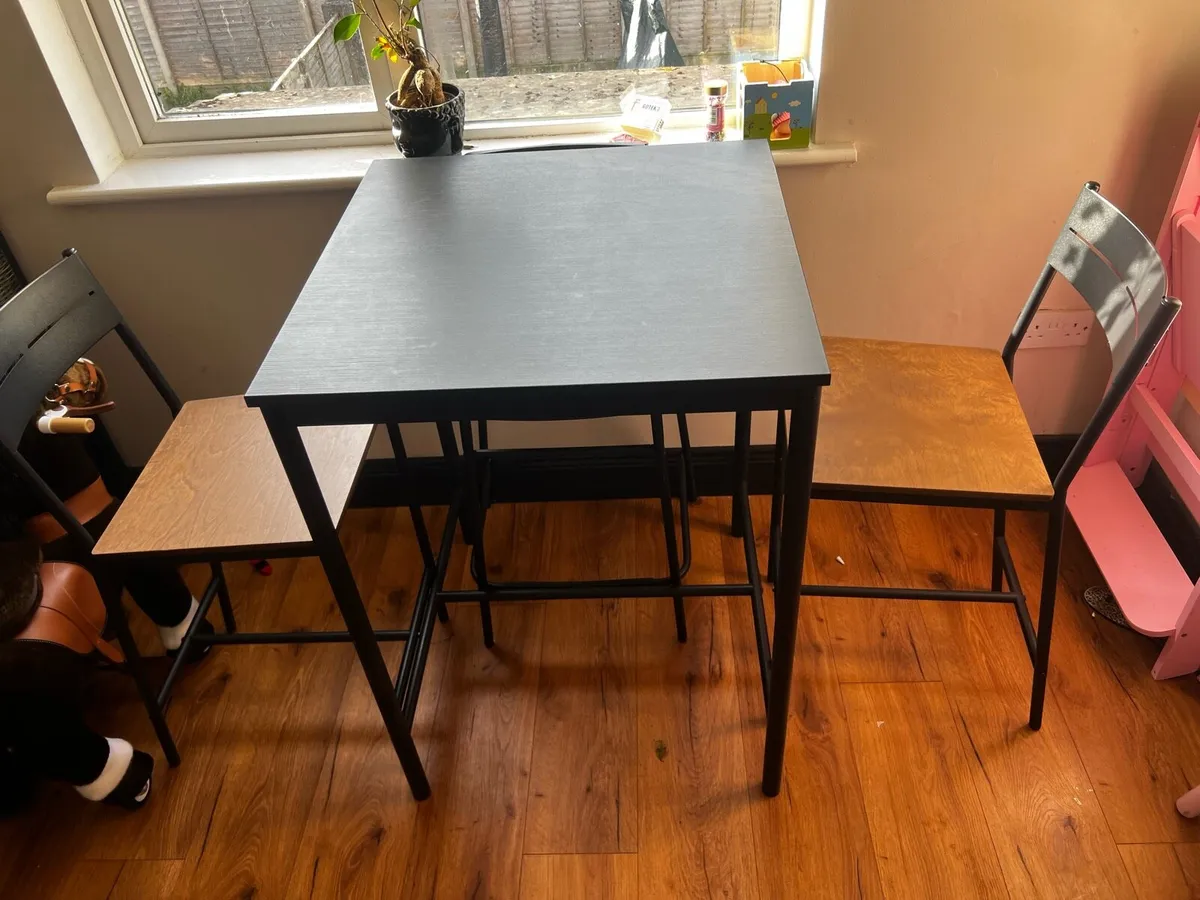 Kitchen table - bar style with 4 chairs - Image 1