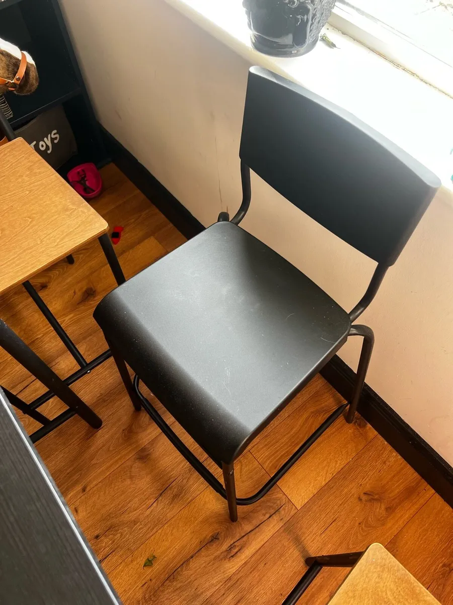 Kitchen table - bar style with 4 chairs - Image 3