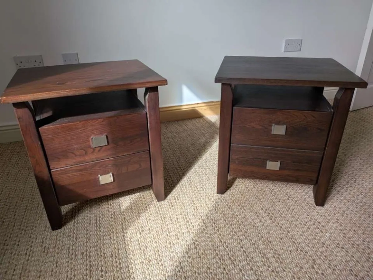 Beside lockers - Image 1