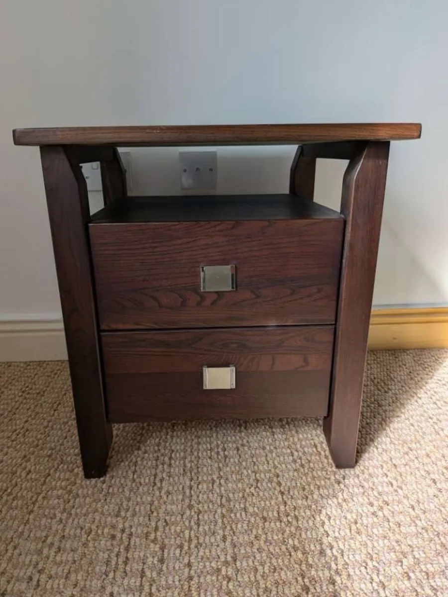 Beside lockers - Image 4