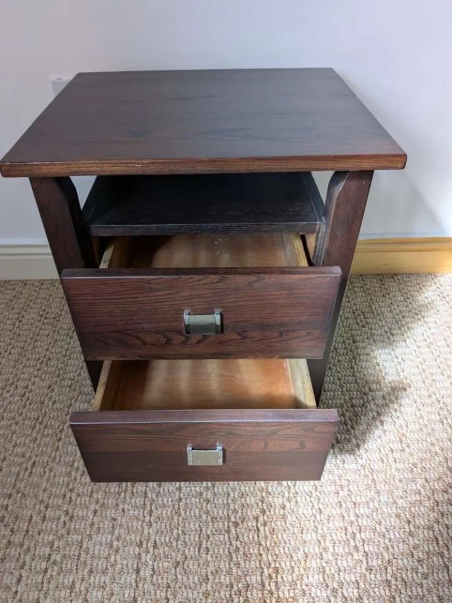 Beside lockers - Image 2