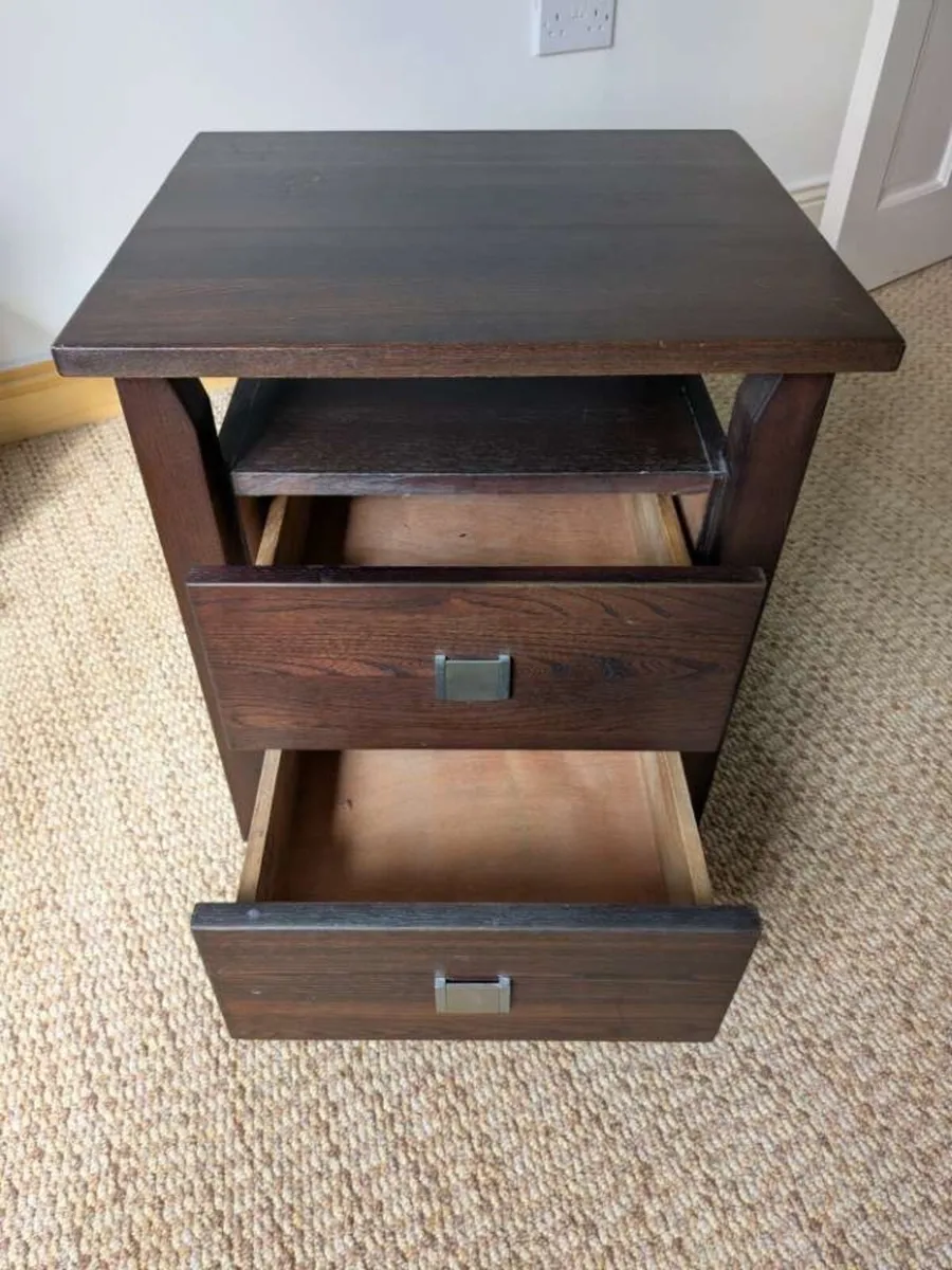 Beside lockers - Image 3