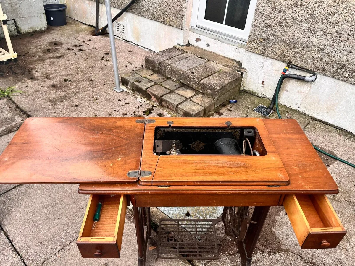 Singer Sewing Machine - Image 3