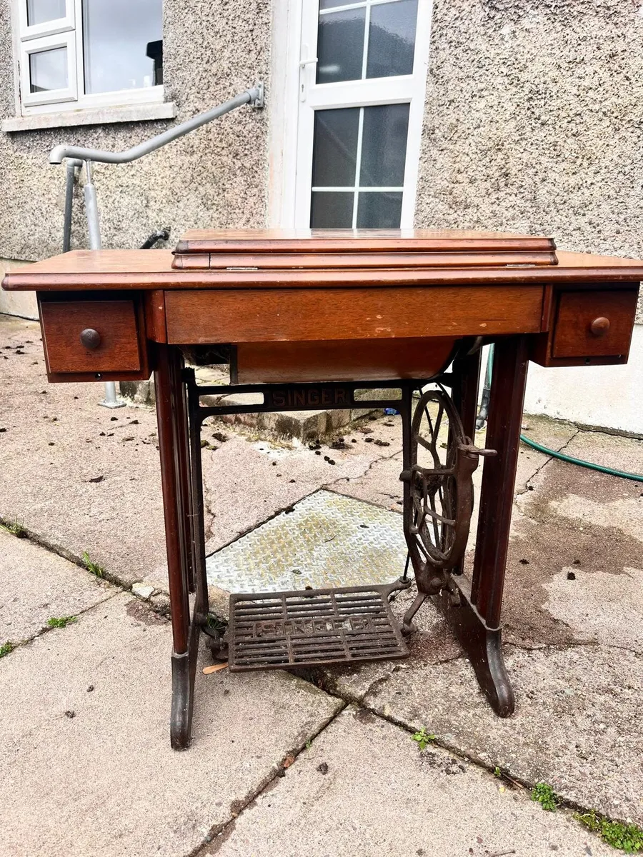 Singer Sewing Machine - Image 4