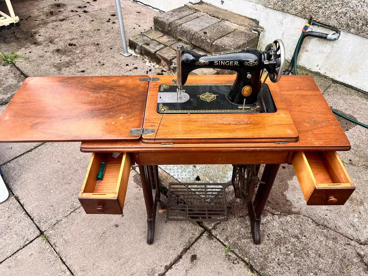 Singer Sewing Machine - Image 1