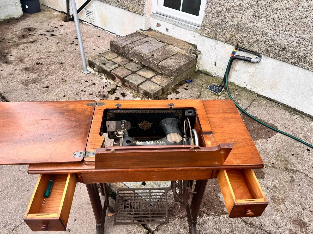 Singer Sewing Machine - Image 2