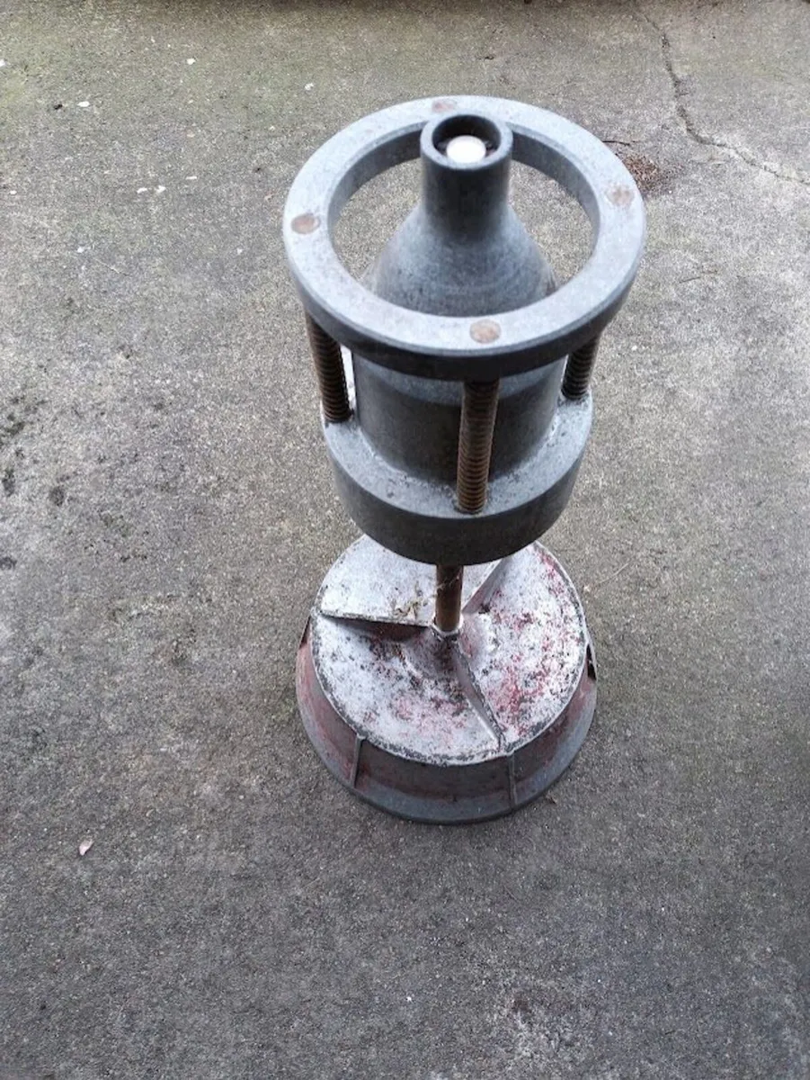 Classic old style wheel balancer - Image 1