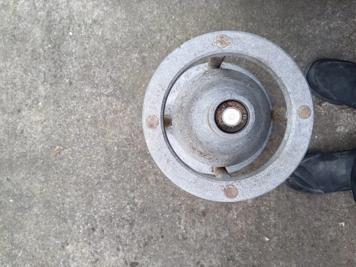Classic old style wheel balancer - Image 2