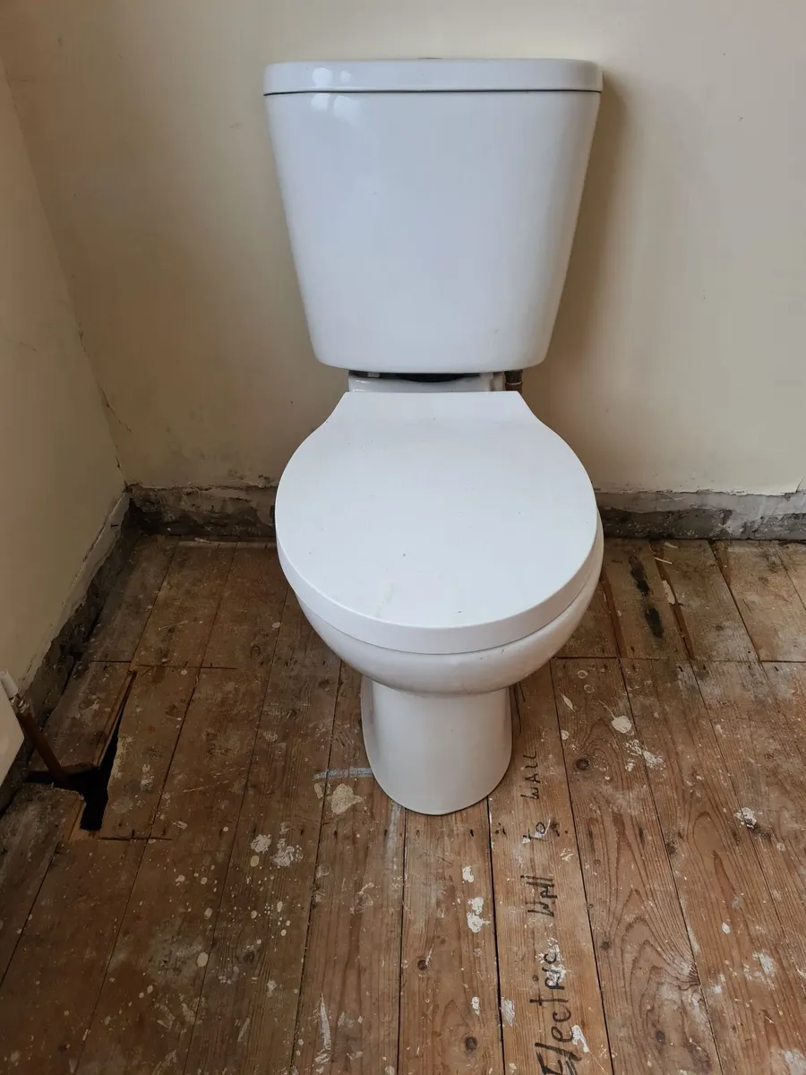 Sink with taps and waste pipe and pedestal - Image 2