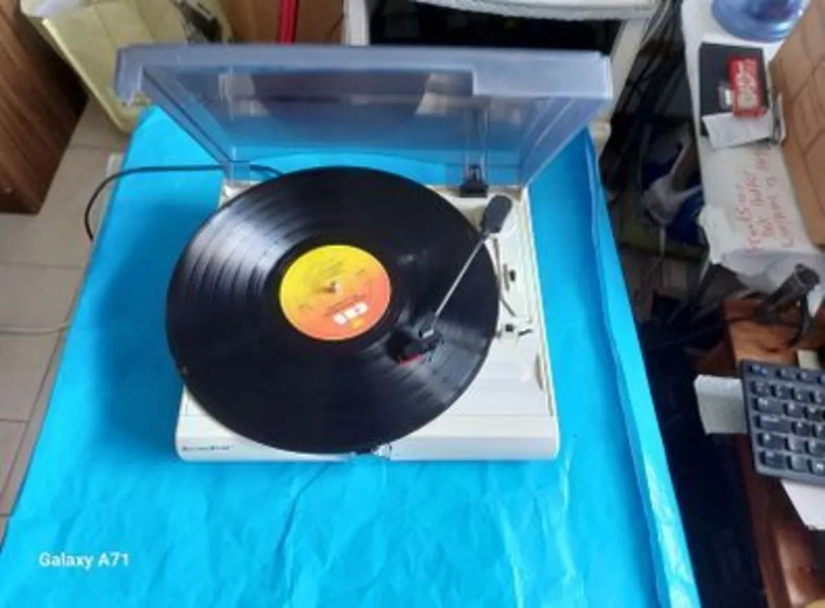 TECHNOSTAR Turntable Model TT217B in excellent con