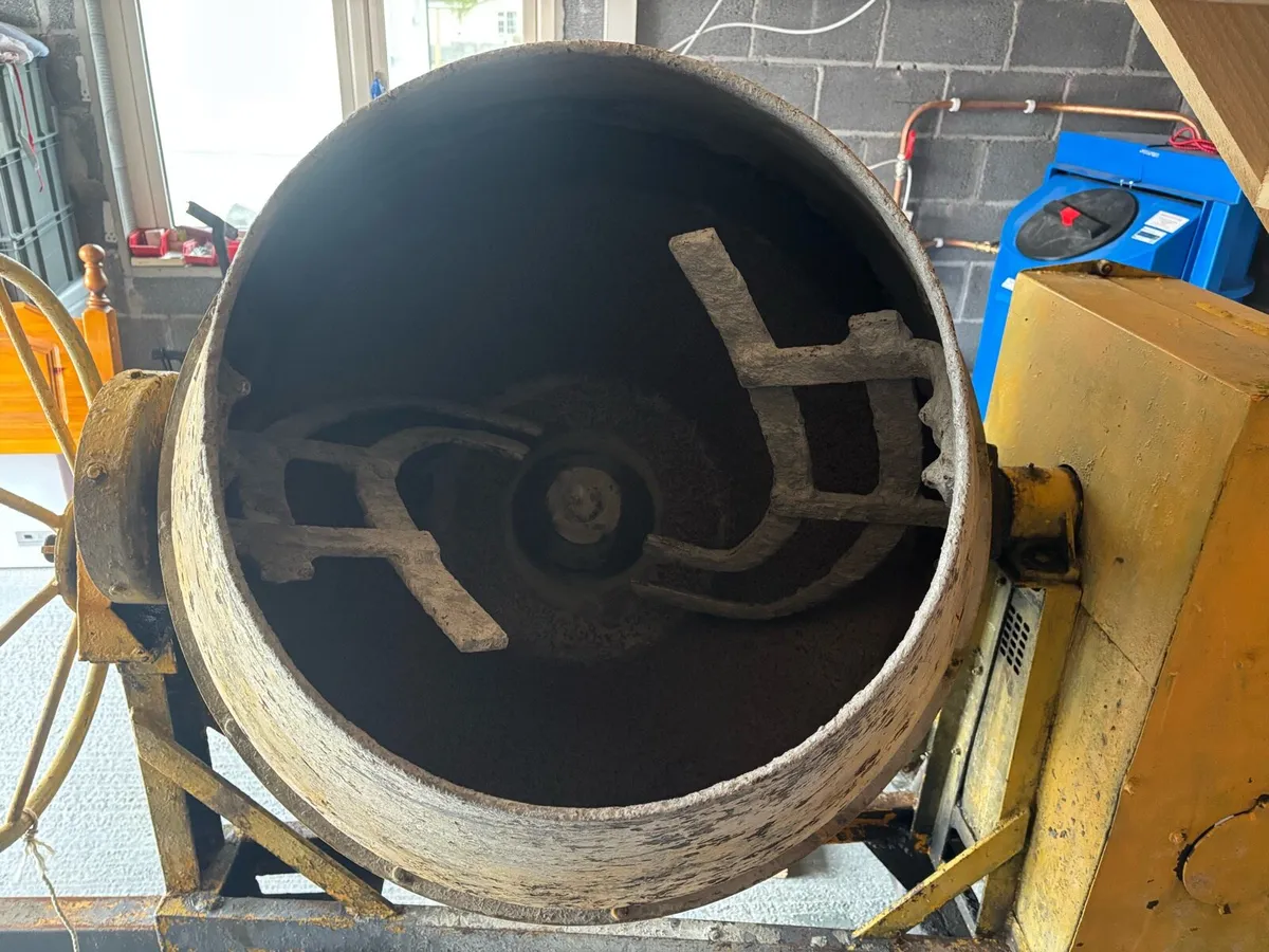2 bag cement mixer in excellent condition - Image 4