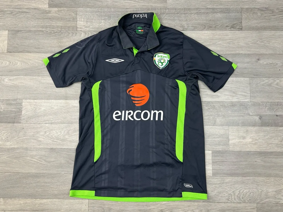 Vintage 2009 Umbro Ireland Third Jersey Mens M - Image 1