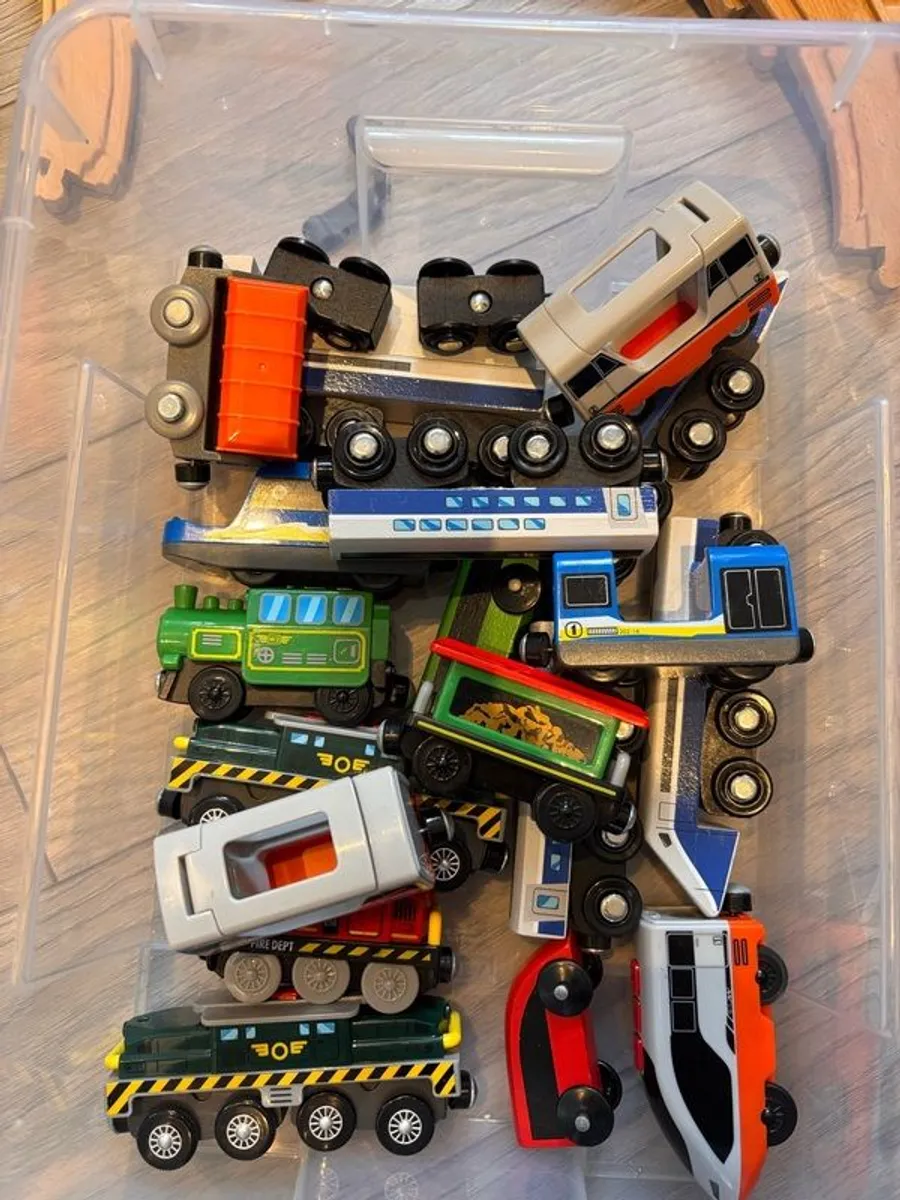 toy train set with 5 battery opearted locomotives - Image 1