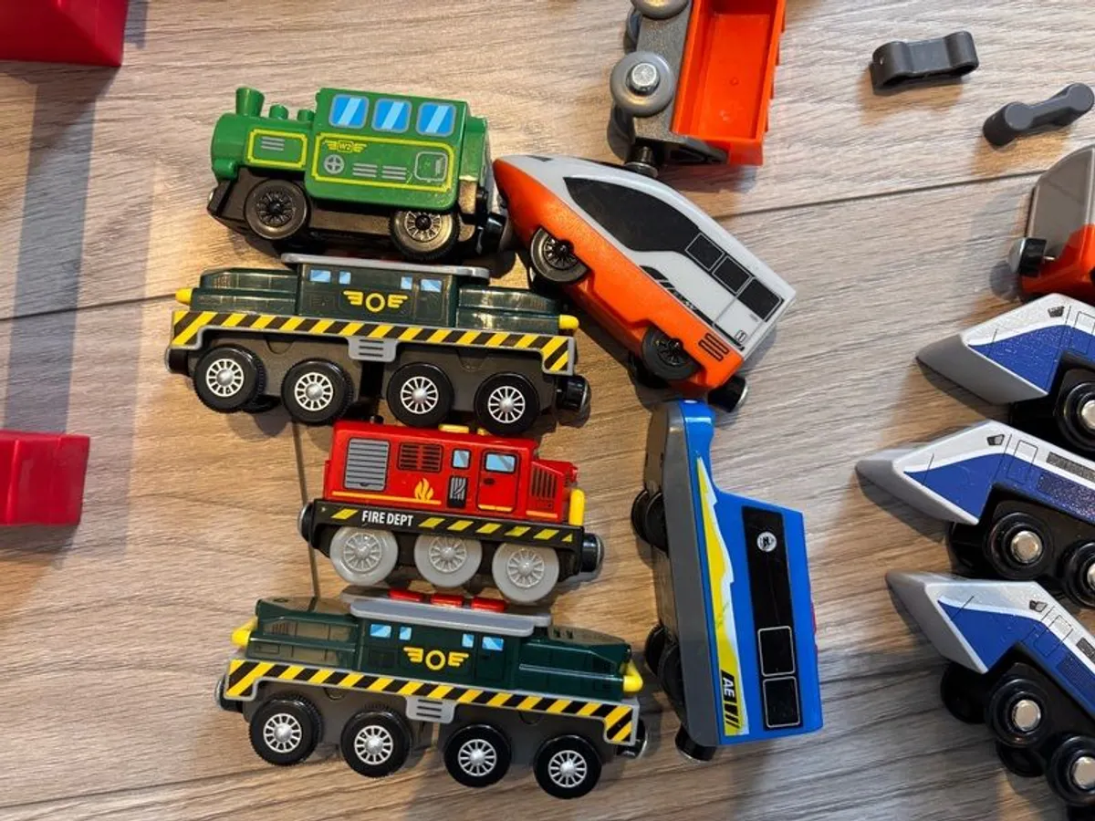 toy train set with 5 battery opearted locomotives - Image 2