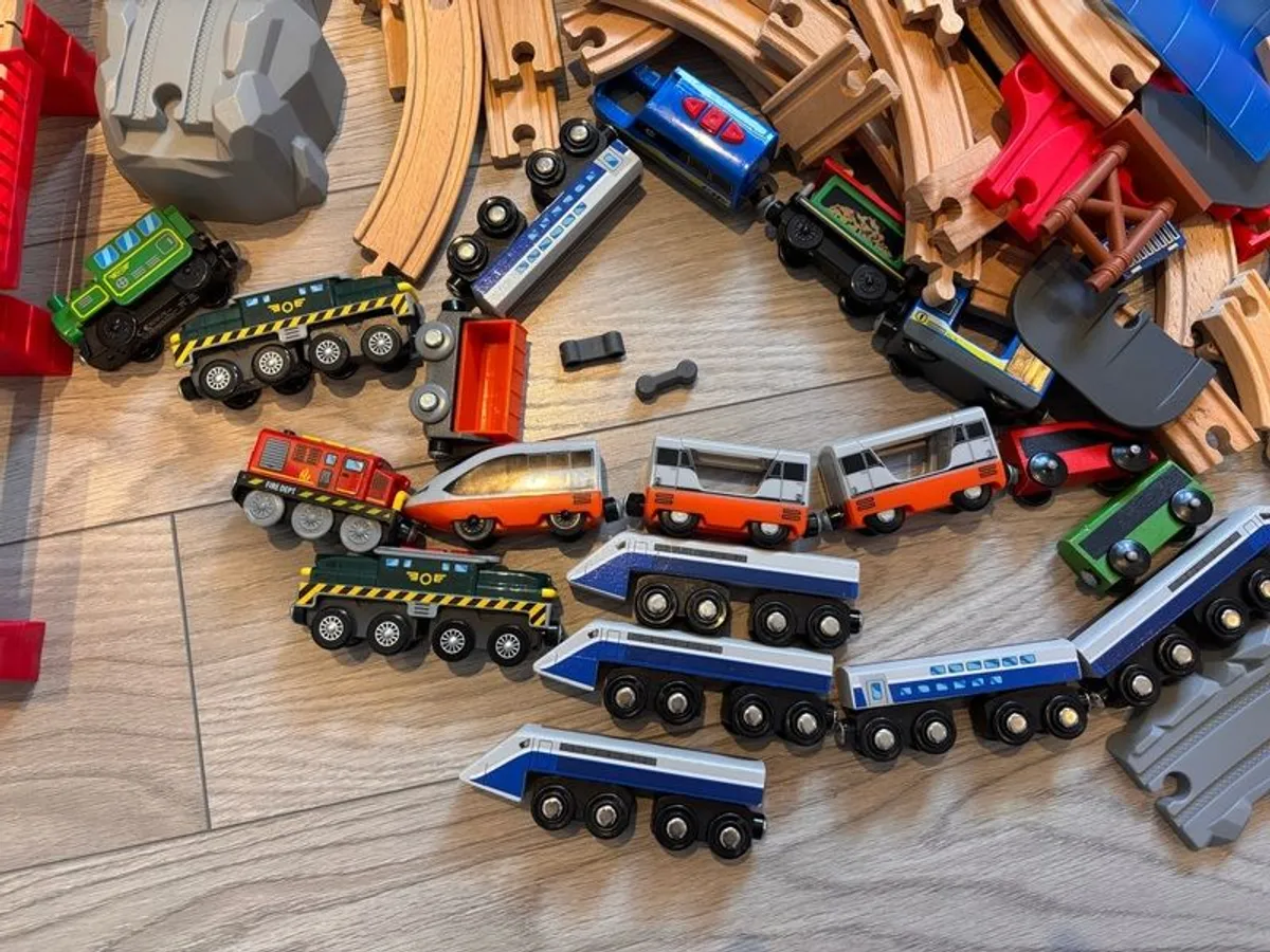 toy train set with 5 battery opearted locomotives - Image 3
