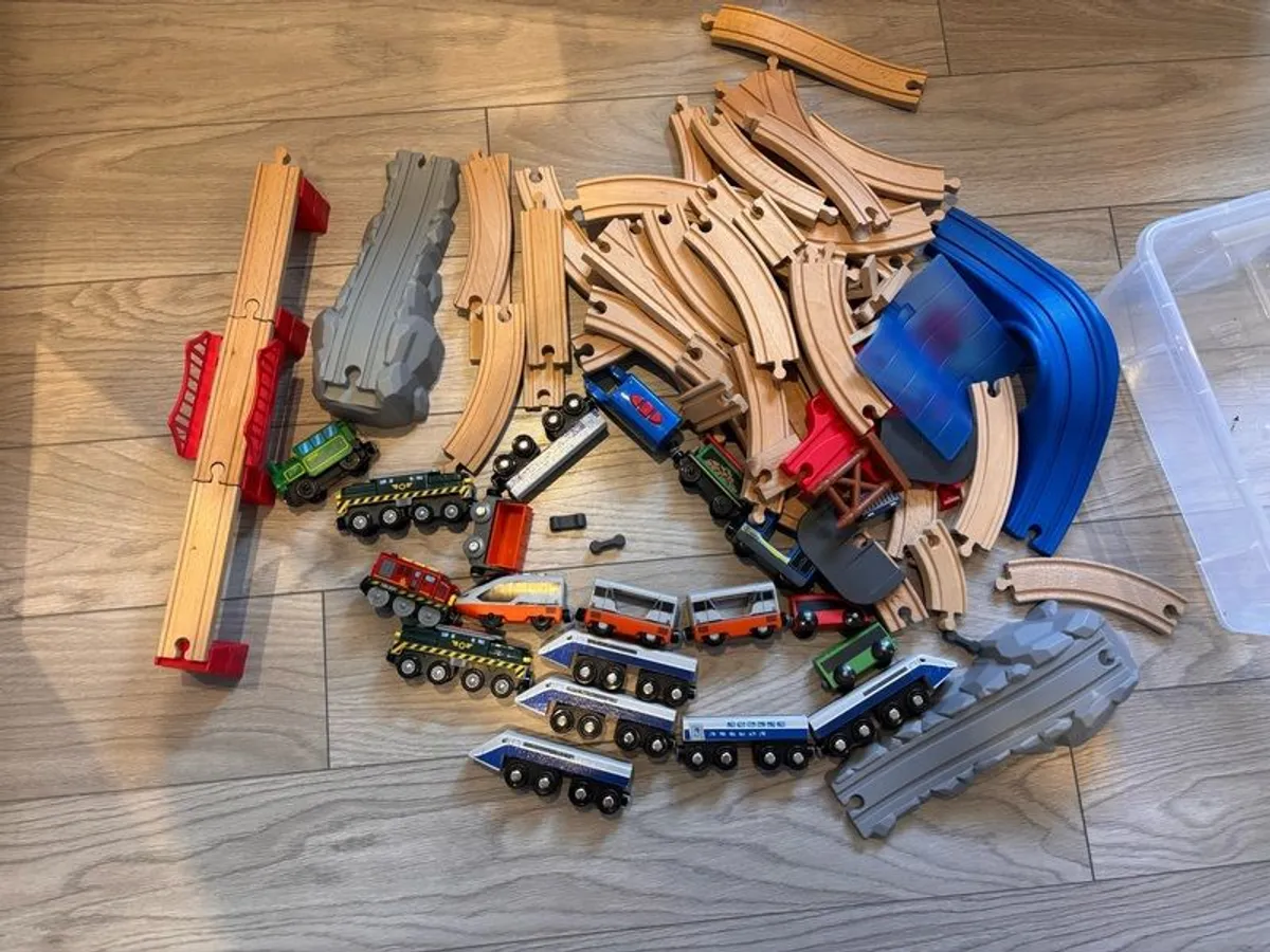 toy train set with 5 battery opearted locomotives - Image 4