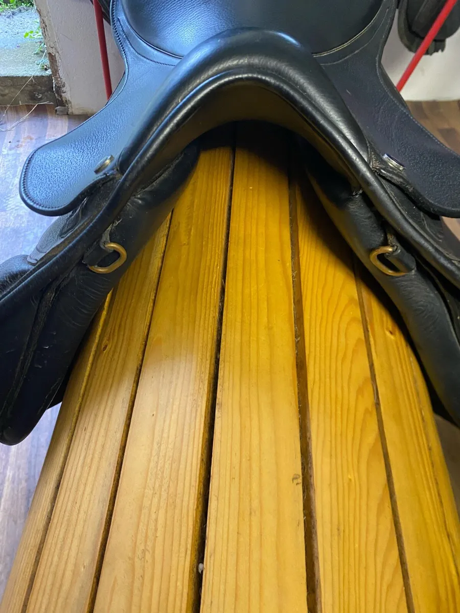 17”. WIDE black Leather saddle - Image 3