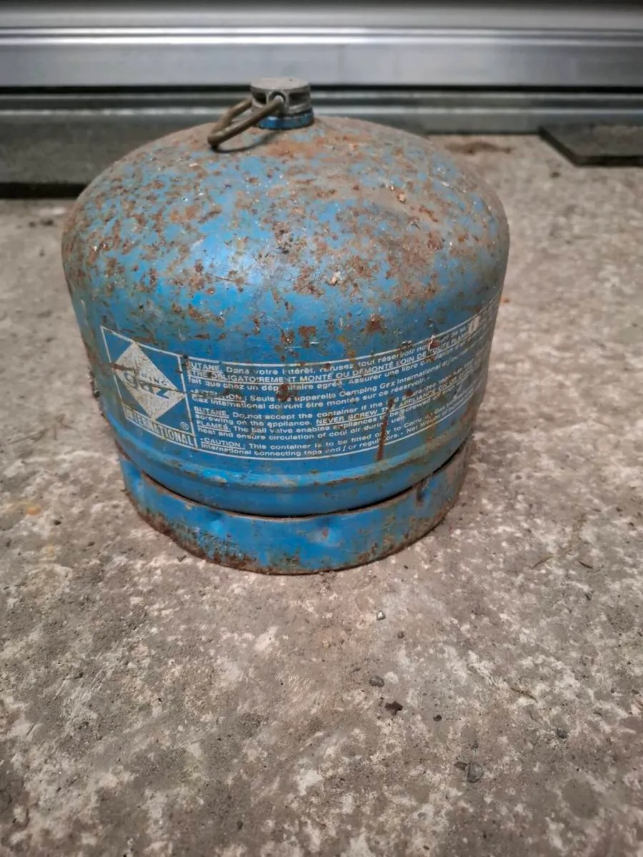 Camping gas cylinder