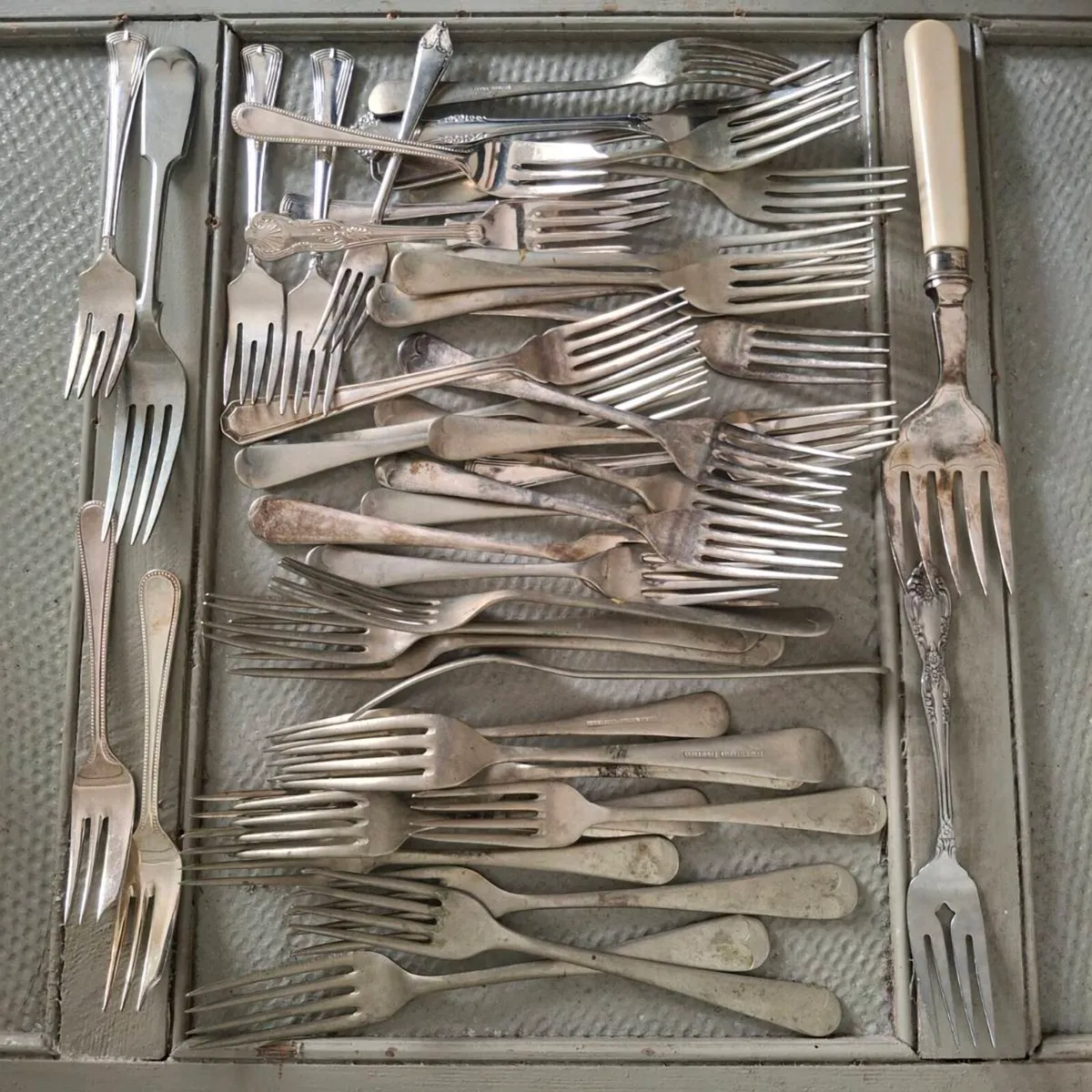 120 Piece Set of Vintage & Antique Cutlery - Image 4