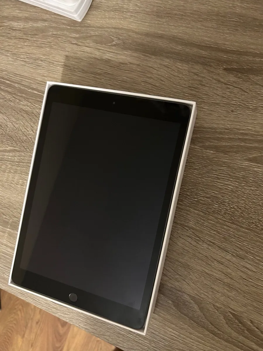 iPad 8th Gen 128 GB - Image 2