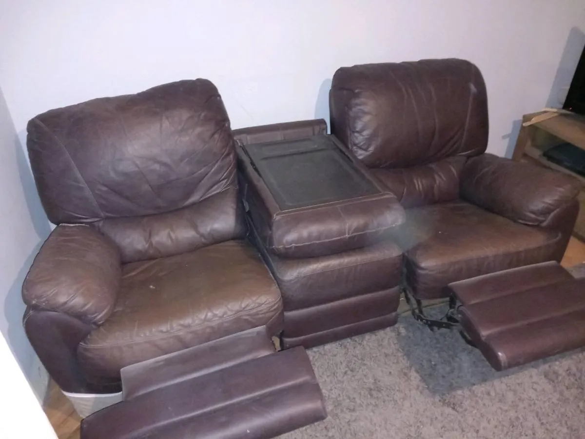 Free 3 piece leather suite - Image 1
