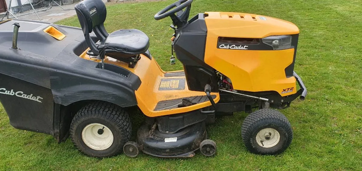 Cub Cadet XT2 Ride on lawnmower - Image 1