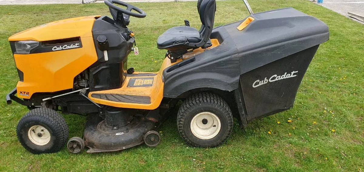 Cub Cadet XT2 Ride on lawnmower - Image 2