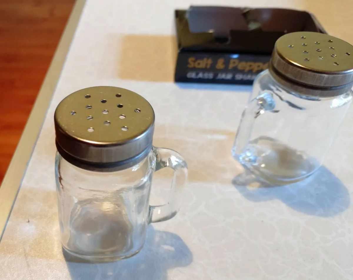 Salt & Pepper, Small, Cute, Glass Jars (new). - Image 3