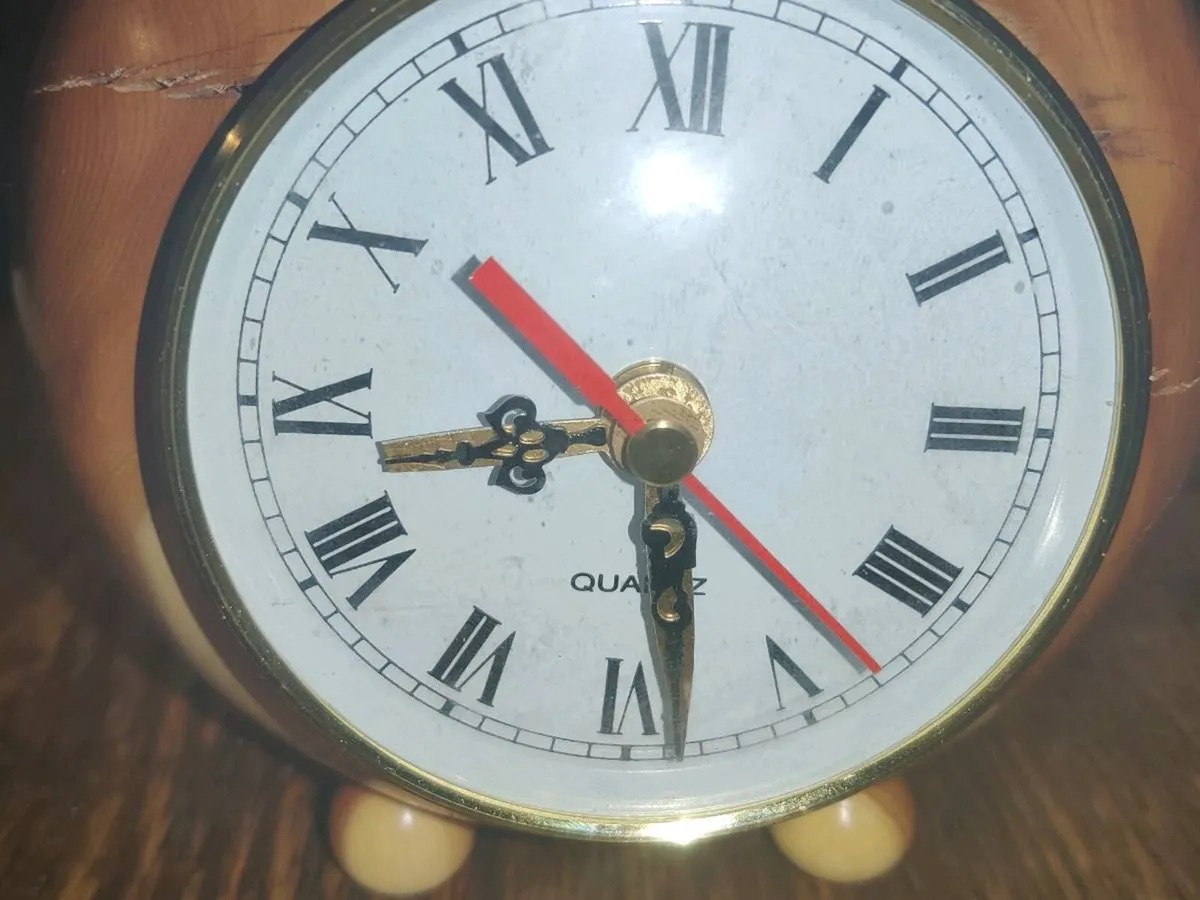 NATURAL ROUND OAK, 5"Tall HEAVY Mantle Clock ! - Image 2