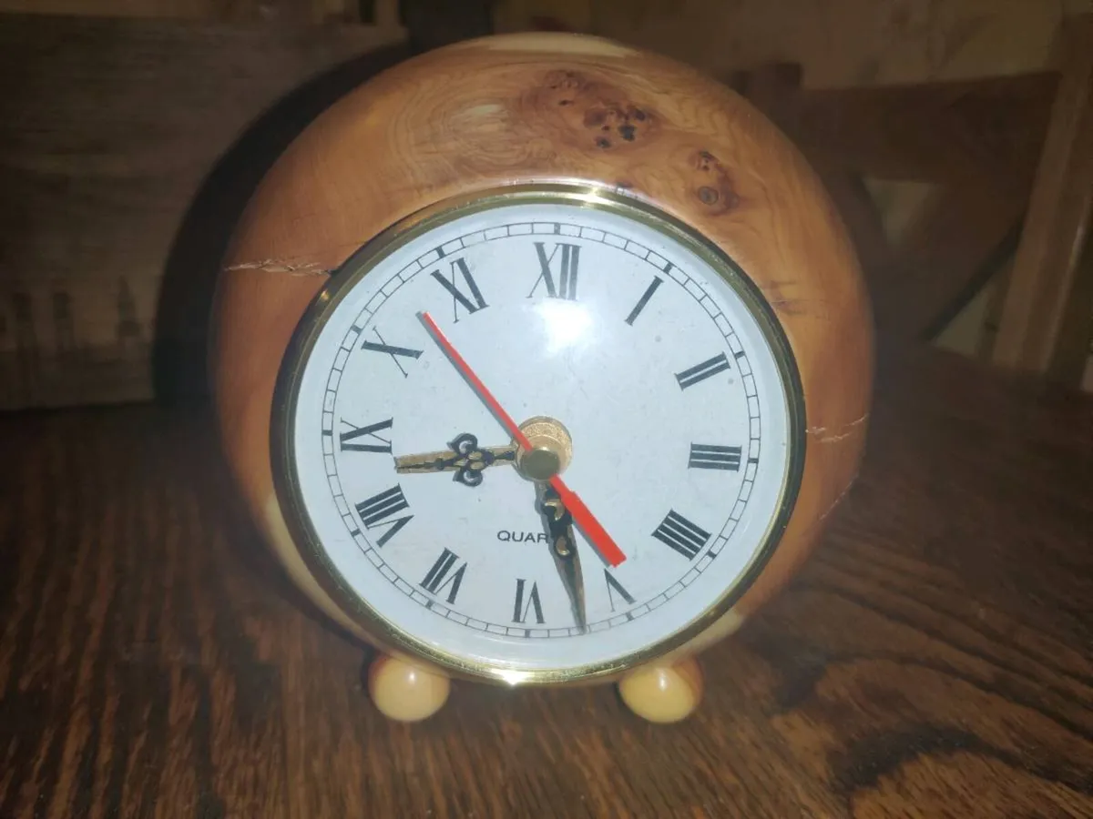 NATURAL ROUND OAK, 5"Tall HEAVY Mantle Clock ! - Image 1