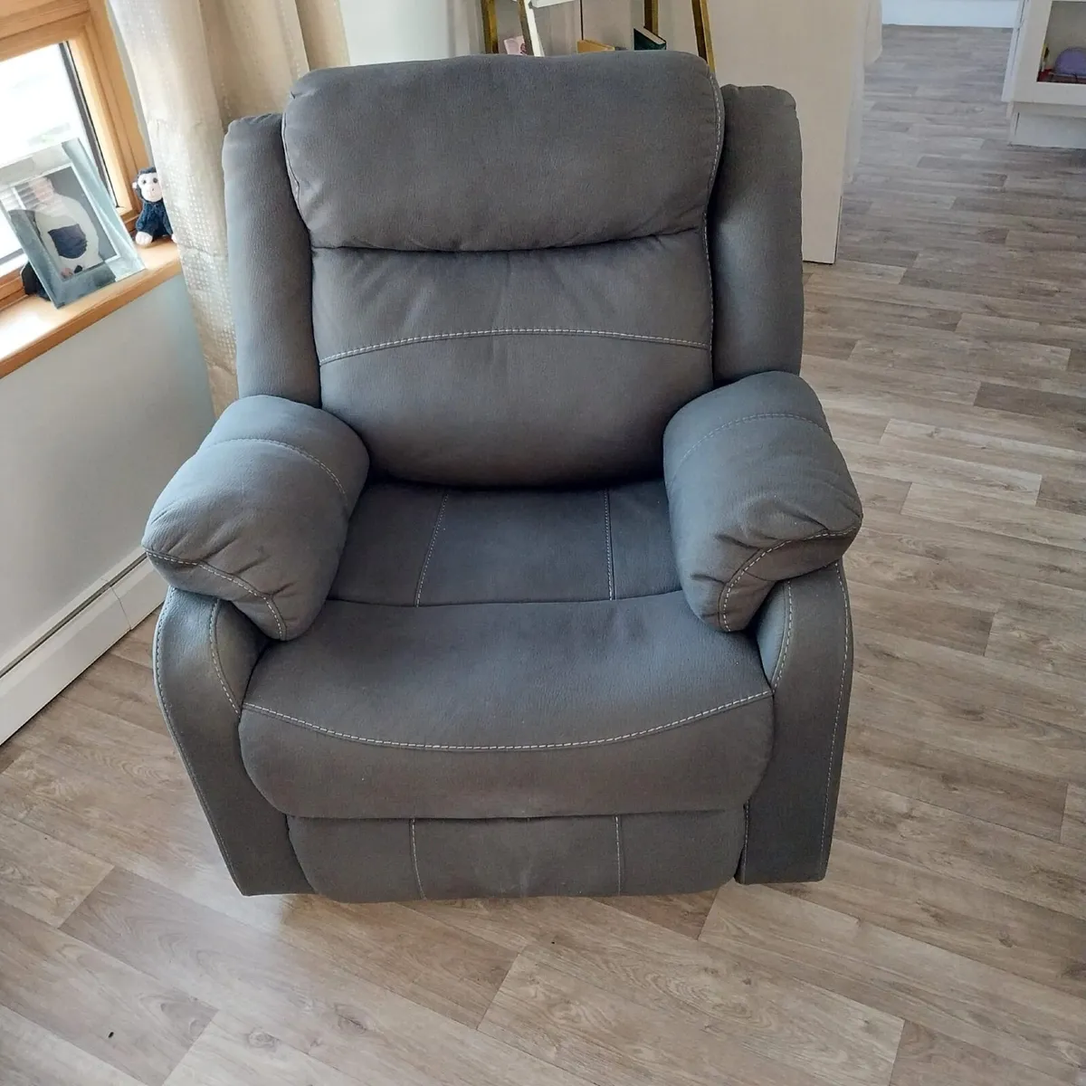 Recliner chair - Image 1